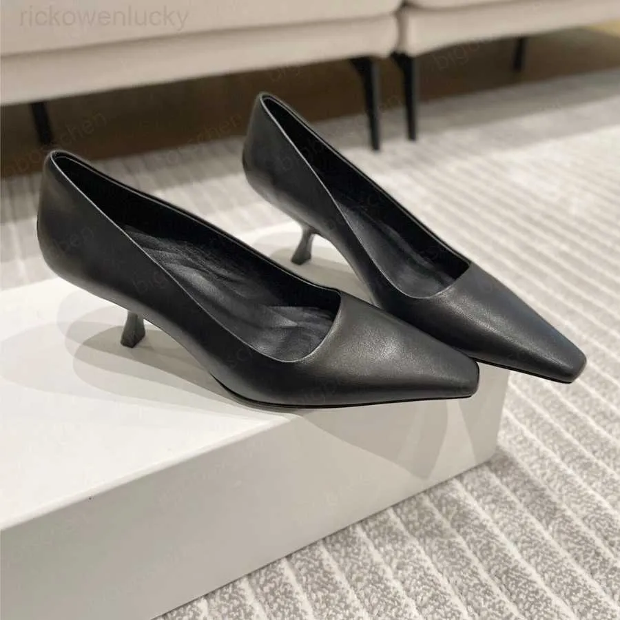 Best designer shop black pumps