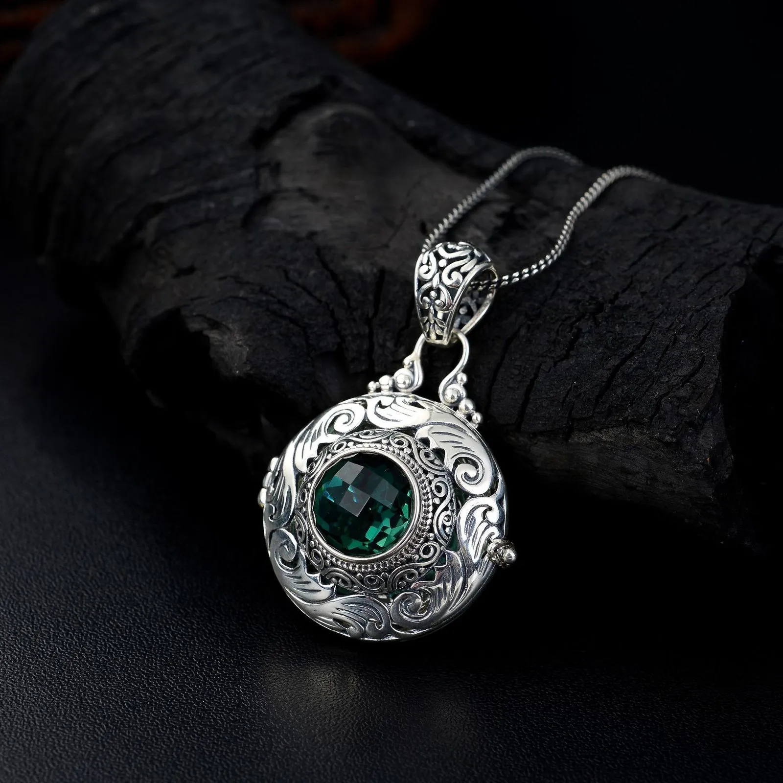 Charms S925 Silver Öppnande Gawu Box Pendant Nepal Vintage Thai Hollowed Out Green Crystal Necklace 230828