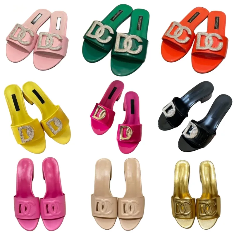 Slippare äkta läderdesignskor Diamond Letter High Heels Summer Women's Sandals Classic Hollow Out Beach Shoes Open Toe Patent Leather Luxury Brand Shoes