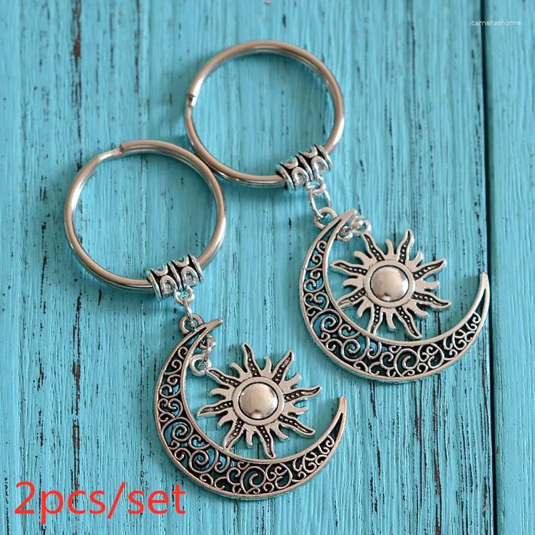 Keychains 2Pcs Moon Sun Key Chain Keyring Celestial Ring Charm Keychain For Lovers Gift