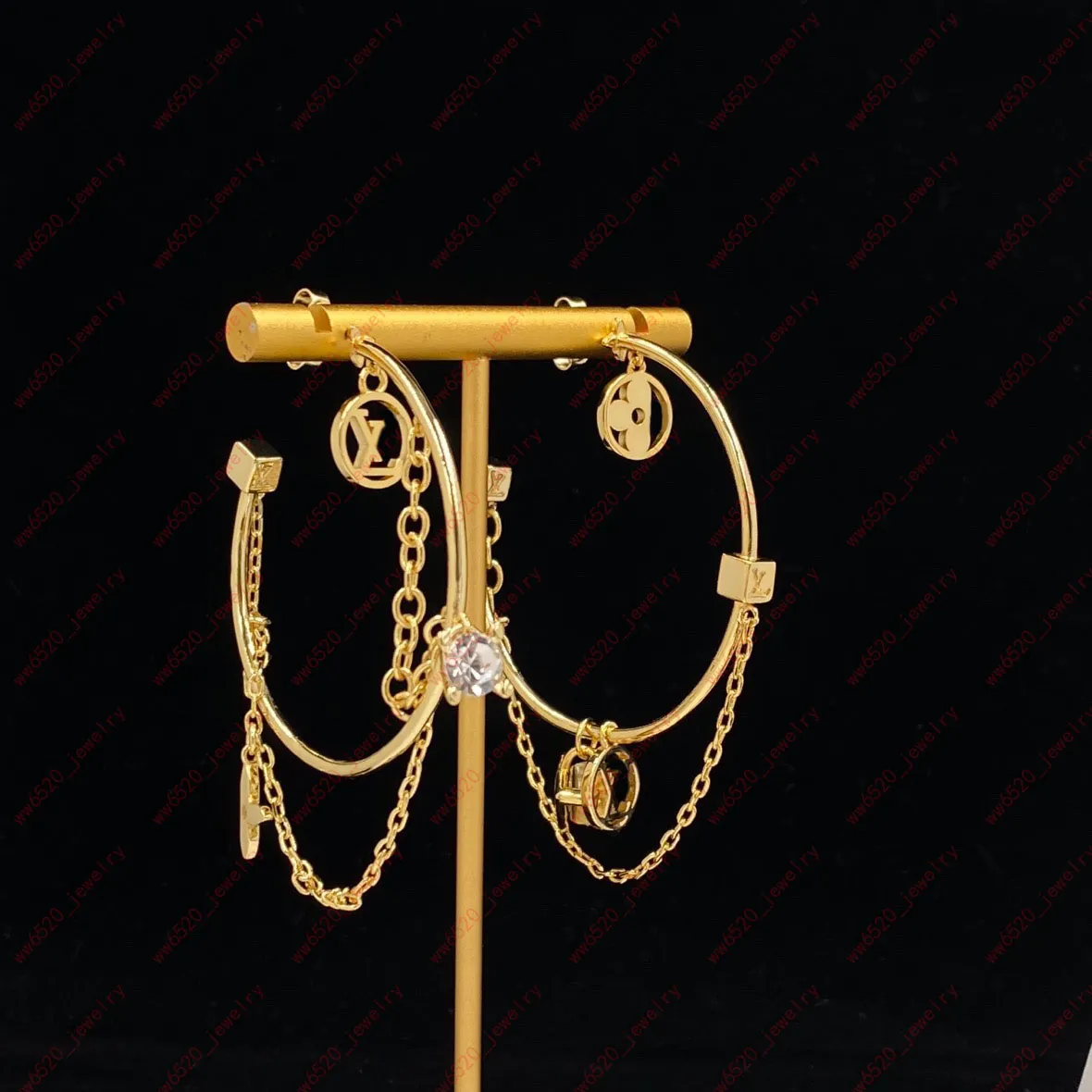 Goldene Ohrringe Creolen Huggie, metallisches Blumenalphabet, Zirkonquadratquadratquaste mit mehreren Elementen, klassischer Designerstil, Schenken, Bankett
