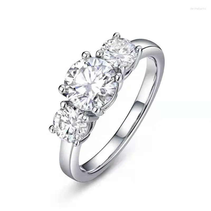 Bagues de cluster TKJ Classique Trois Pierres Rondes Coupe Haute Carbone Diamant 925 Bague De Fiançailles En Argent Sterling Pour Les Femmes Fixation Anniversaire