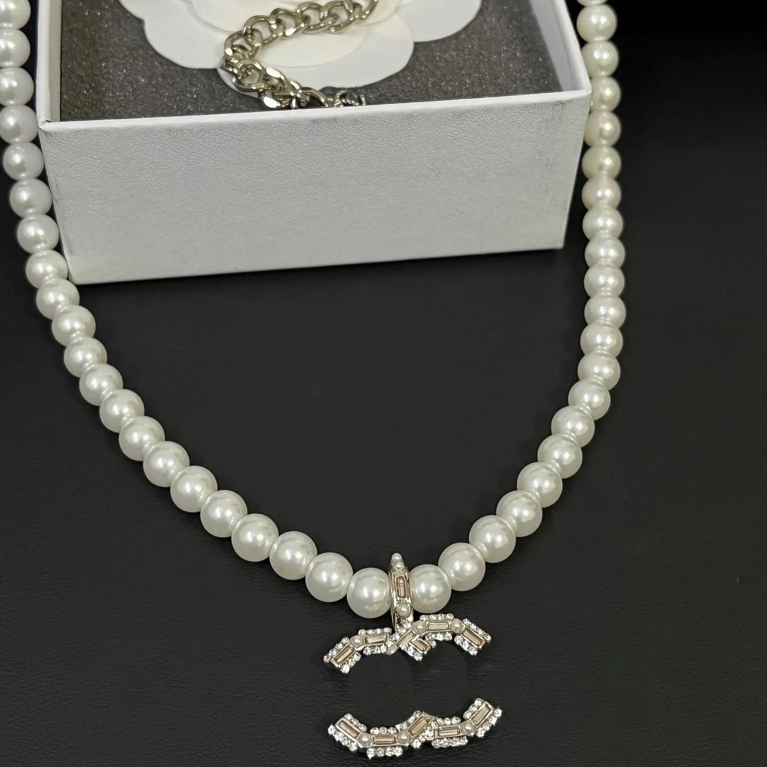Colliers avec pendentif en perles pour femmes, collier à breloques de styliste, nouvelle chaîne longue, marque de haute qualité, bijoux ne change pas de couleur