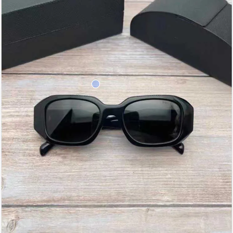 Designer sunglasses for women mens are fashionable atmospheric and spicy showing a small face. UV resistant minimalist SPR17W with logo and box