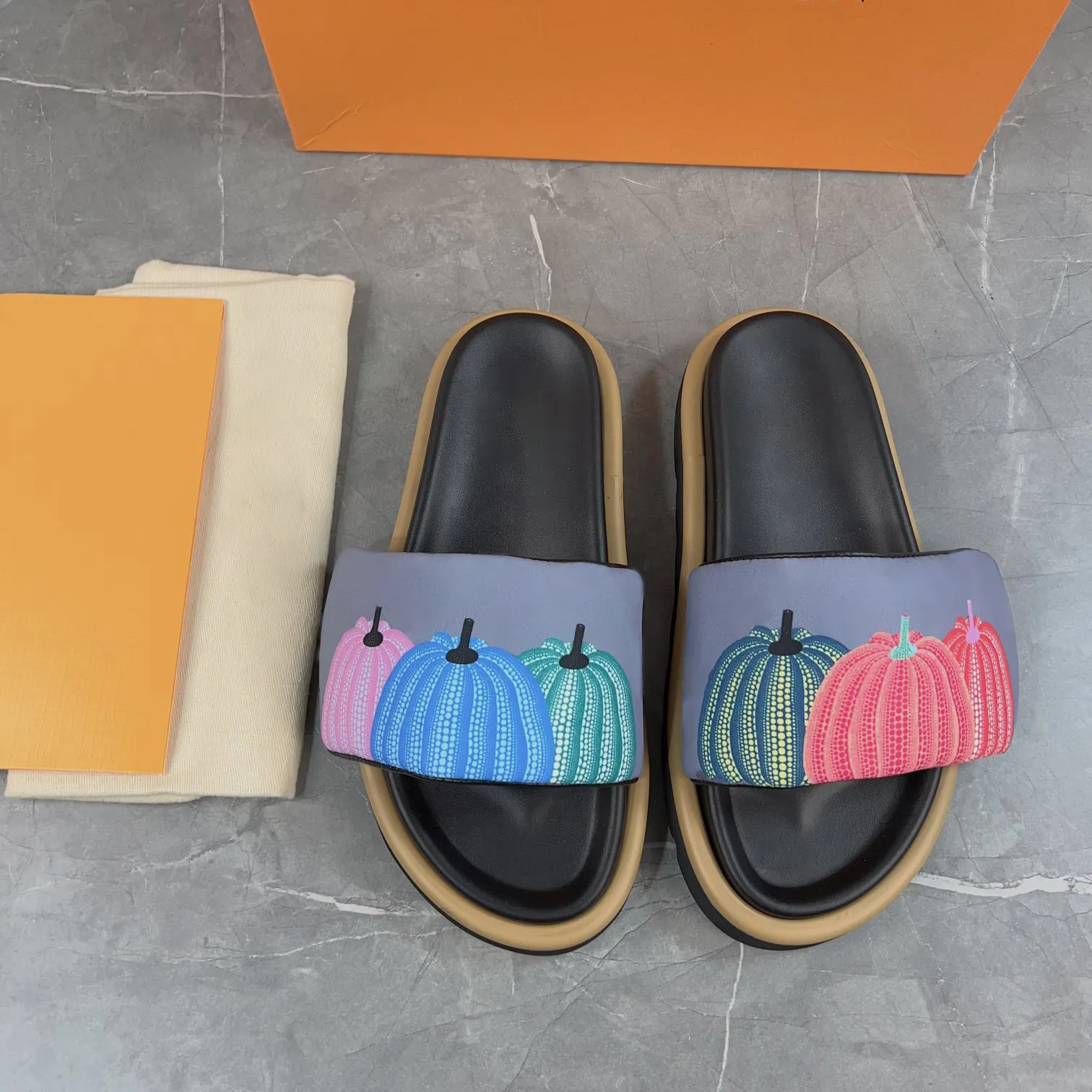 Män kvinnor toffel designer par sandaler pool kudde komfort präglade mulor koppar trippel svart rosa elfenben sommar mode glider strand tofflor platt skor 35-45