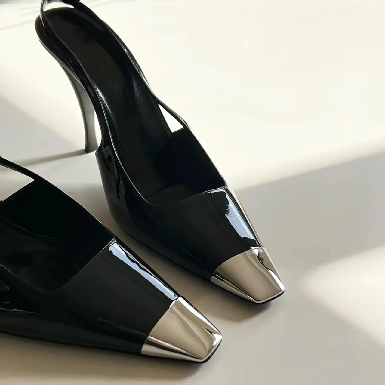 Moda preto laca couro salto alto novo metal quadrado cabeça salto fino único sapatos baotou feminino tamanho grande 34-43