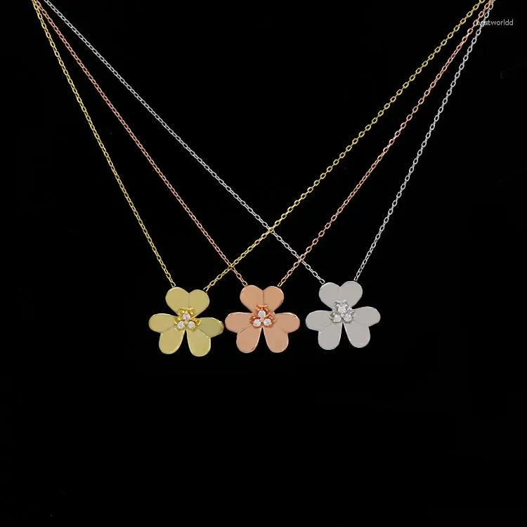Kolye Kolyeleri Marka Tasarımı Gül Altın Renk Bakır Üç Yaprak Yonca Çiçekleri Cazibe Kolye Kadınlar Zirkon Moda Takı