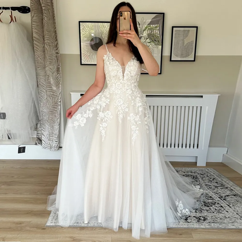 Spaghetti Sangle Une Ligne Robe De Mariée Pour Les Femmes Col En V Dos Nu Dentelle Appliques Robe De Mariée Bouton Retour Balayage Train Robes De Mariage