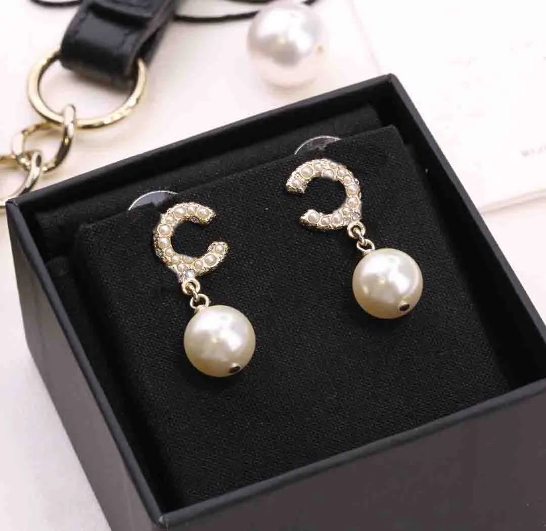 2023 Luxury Quality Charm Drop Earring med små pärlor Pärla och mittstorlek i 18K Guldpläterad har Box Stamp PS7290A