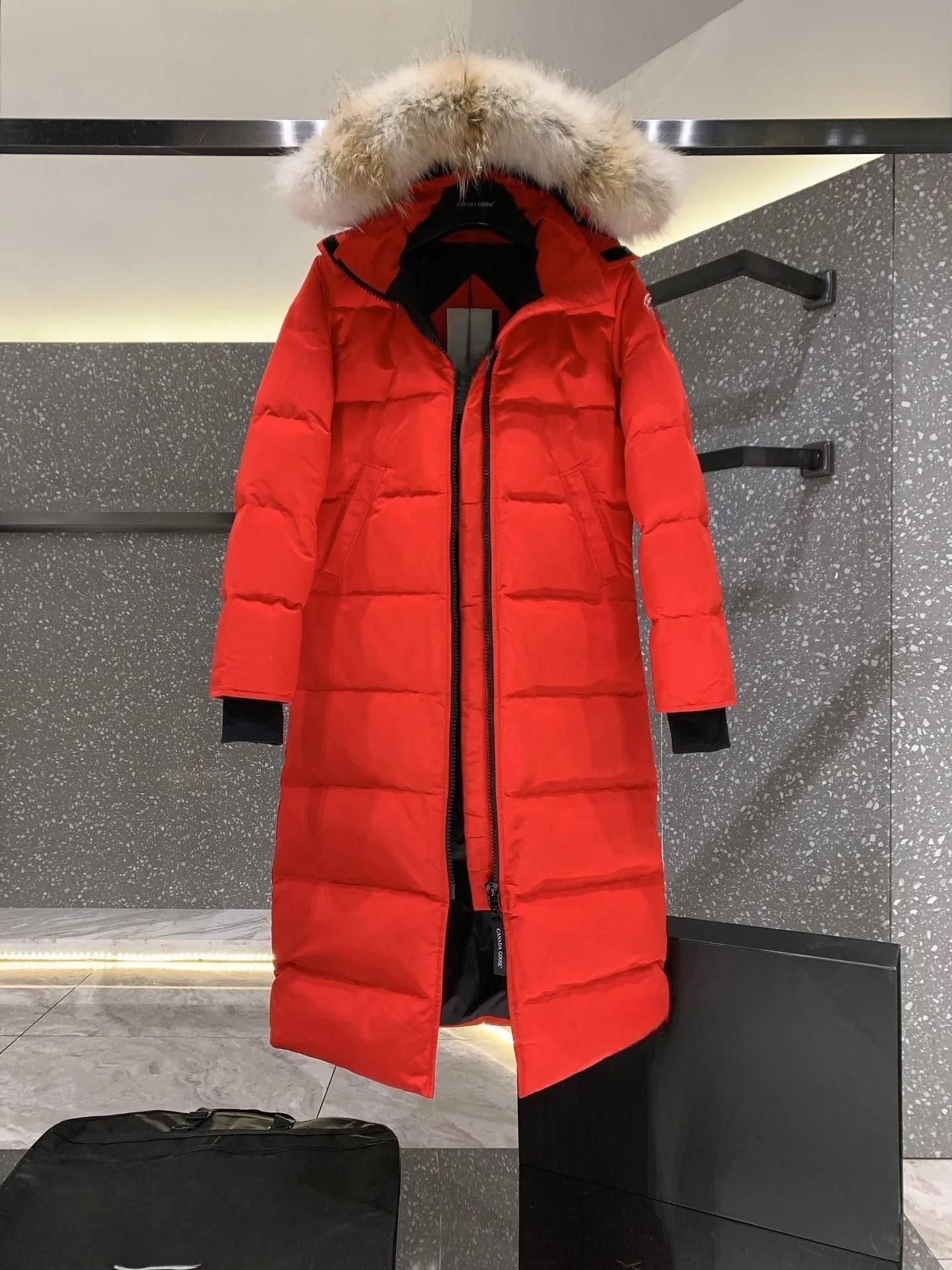 Designers Women's Down Jacket Coat Hoodies Winterjackets Epaulette Decoration White Duck Down Filling Quality Outerwear Overcoat Fluffy Long Coat Puffer Jacket