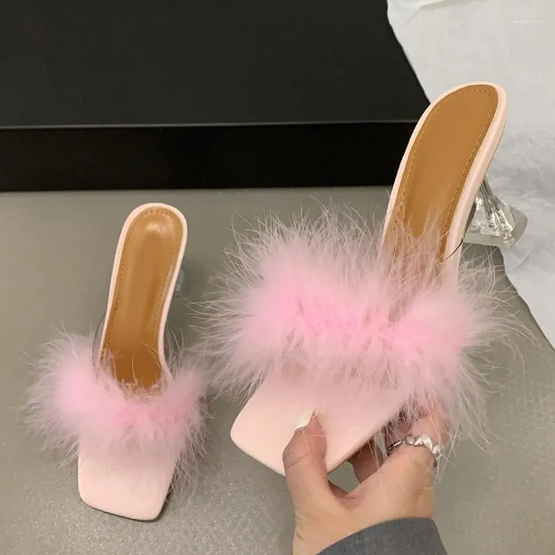 Tofflor sommar mode rosa fluffiga fjäder kvinnors transparenta konstiga låga klackar parti prom klar skor sandaler