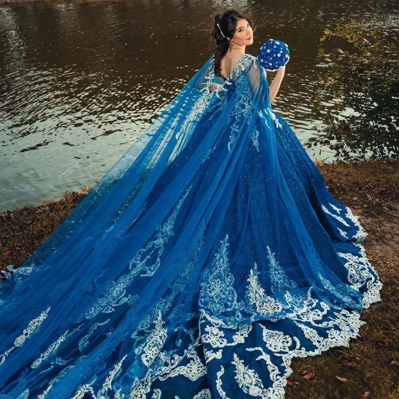 Magnifique robe de Quinceanera bleue brillante, robe de bal en dentelle appliquée, princesse fête d'anniversaire, douce avec Cape gothique, robes de 15