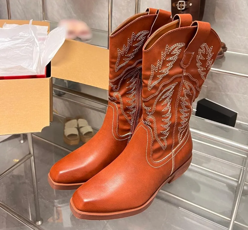 Western Cowboy Boots Designer Long Boots geborduurde vrouwen Motorfietslaarzen Vintage bruine dikke hakken Western Leather Knight -laarzen