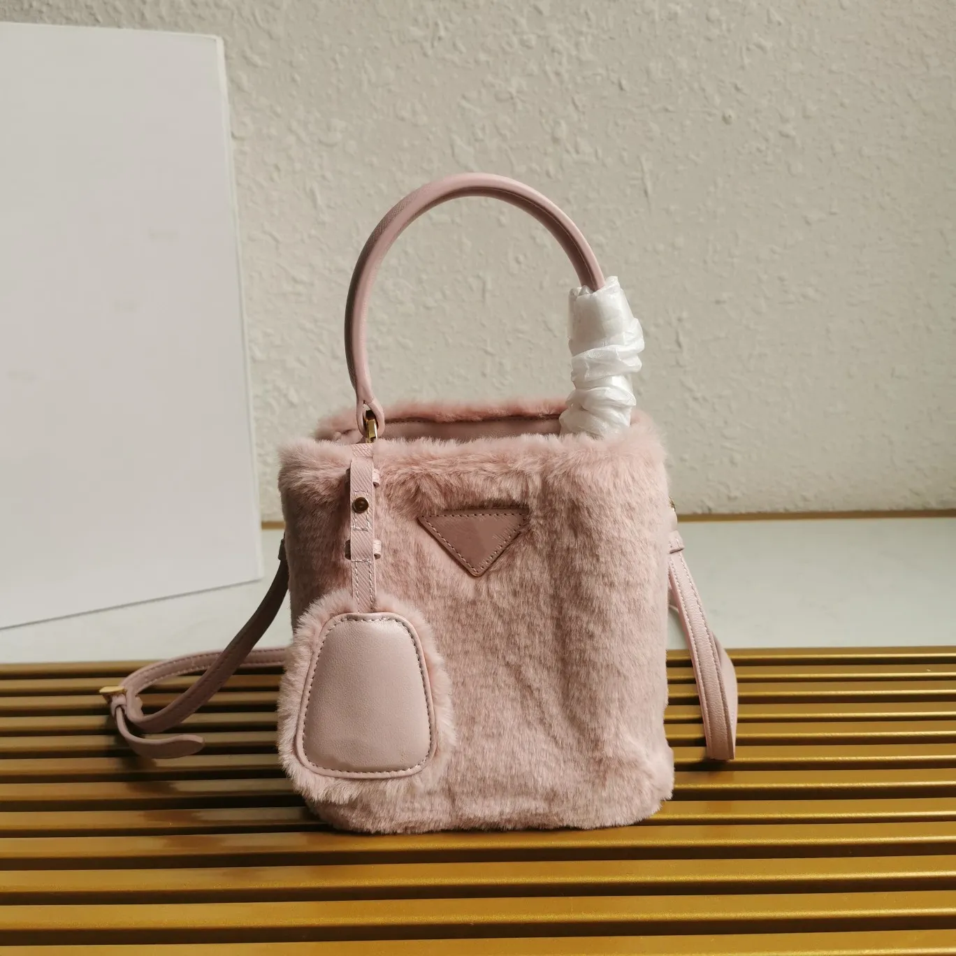 Modna skórzana torba designerska mini worek futra hobos wełniana torba do zimowego eleganckiego designu torby z pojedynczym uchwytem wyróżnia się zamknięciem paska na górze
