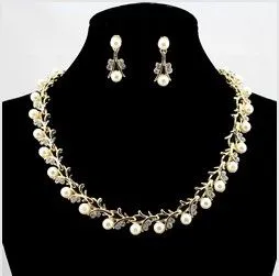 Conjunto de joyería de collar y aretes nupciales de cristal de diamantes de imitación y perlas color crema chapados en oro