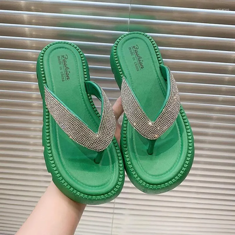 Pantofole Infradito in cristallo con plateau spesso verde Donna Estate 2023 Sandali da spiaggia con fondo morbido Scarpe da donna con punta a clip con strass