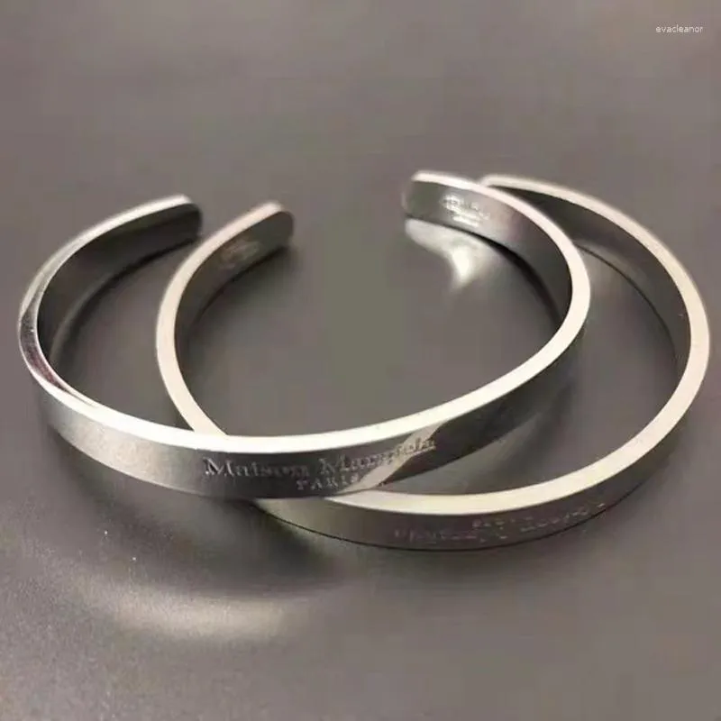 Bracciale MM6 Margiela Paris Bracciale a bocca aperta Uomo Donna Amante Bracciale in acciaio al titanio Accessorio Polsino per quattro stagioni PALESTRA