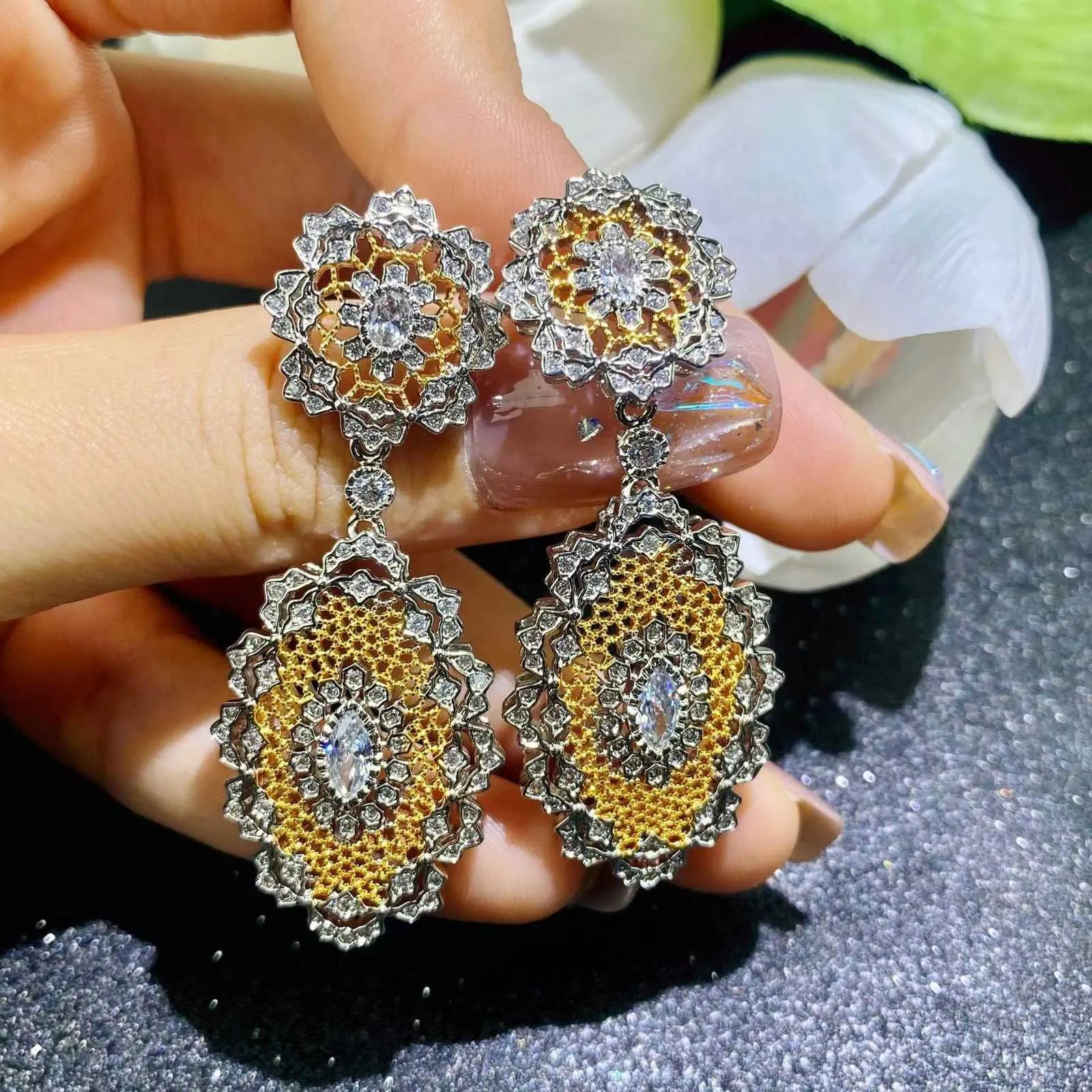 Designer Buccellati Boucles d'oreilles Luxe Top Nouveau Italien Brossé Artisanat Palais Style Industrie Lourde Dentelle Fleur Deux Couleurs Galvanoplastie Boucles D'oreilles Accessoires Bijoux A