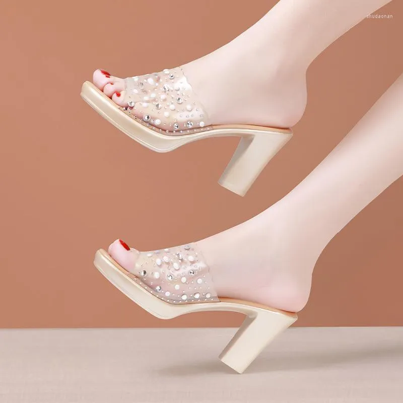 Chinelos 8cm pequeno tamanho grande 32-43 claro strass bloco de ouro sapatos de salto alto verão 2023 mulheres slides de couro festa de escritório