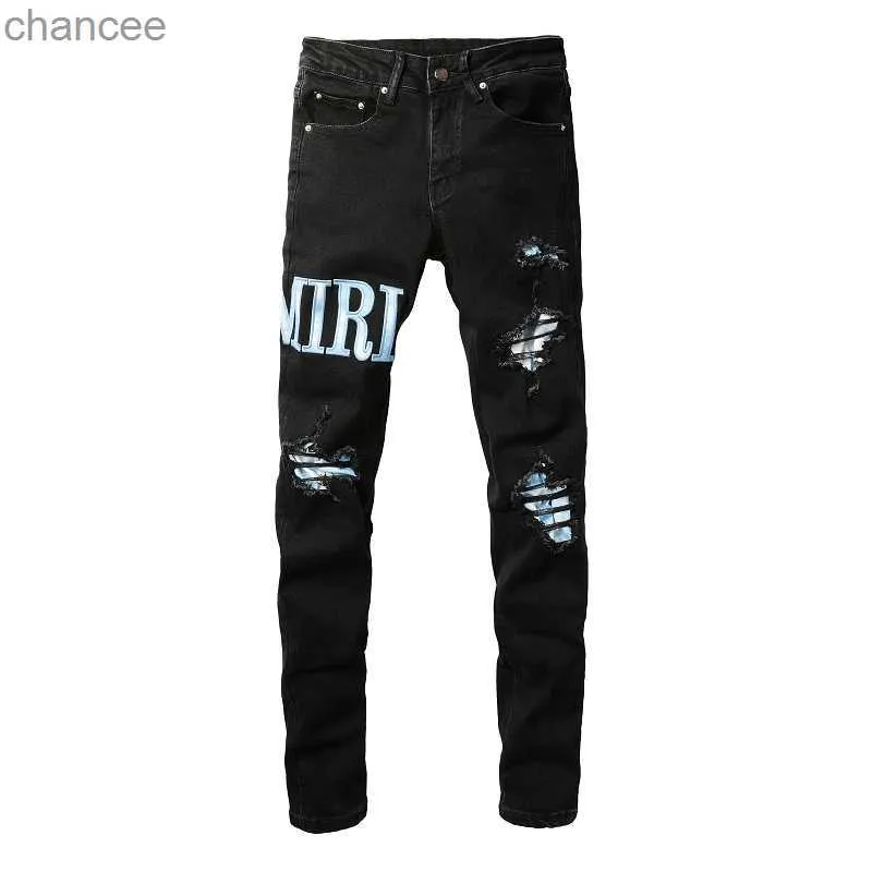 Den bästa säljaren högkvalitativ märke för mäns svarta streetwear smala fit jeans läderbokstäver broderade lappar sträcker jeans hkd230829