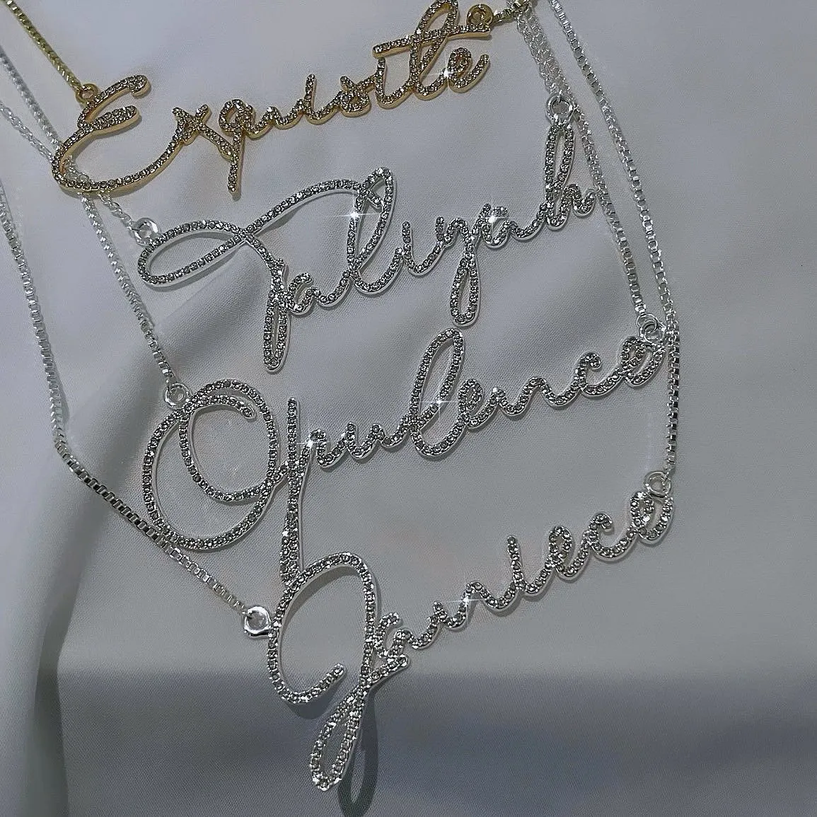 Collane con ciondolo DUOYING Nome personalizzato Script Targhetta Collana Birthstone Pave Outline Zircone Girocollo Gioielli di lusso Regalo carino 230828