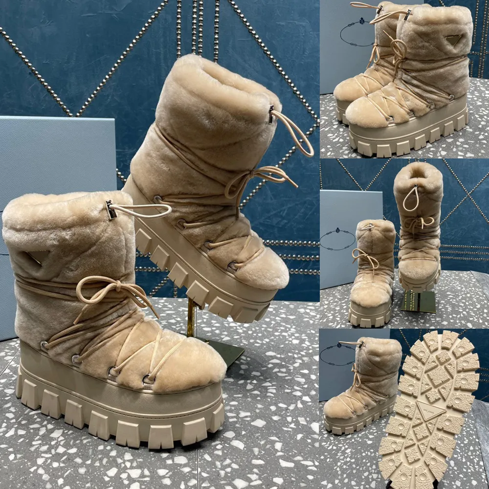 Shearling Apres Boots Ecru z miękkim dotykiem charakteryzuje się ich sportowym, ale wyrafinowanym allure'em emaliowanym metalowym trójkątem dekoruje akcesorium buta narciarskiego