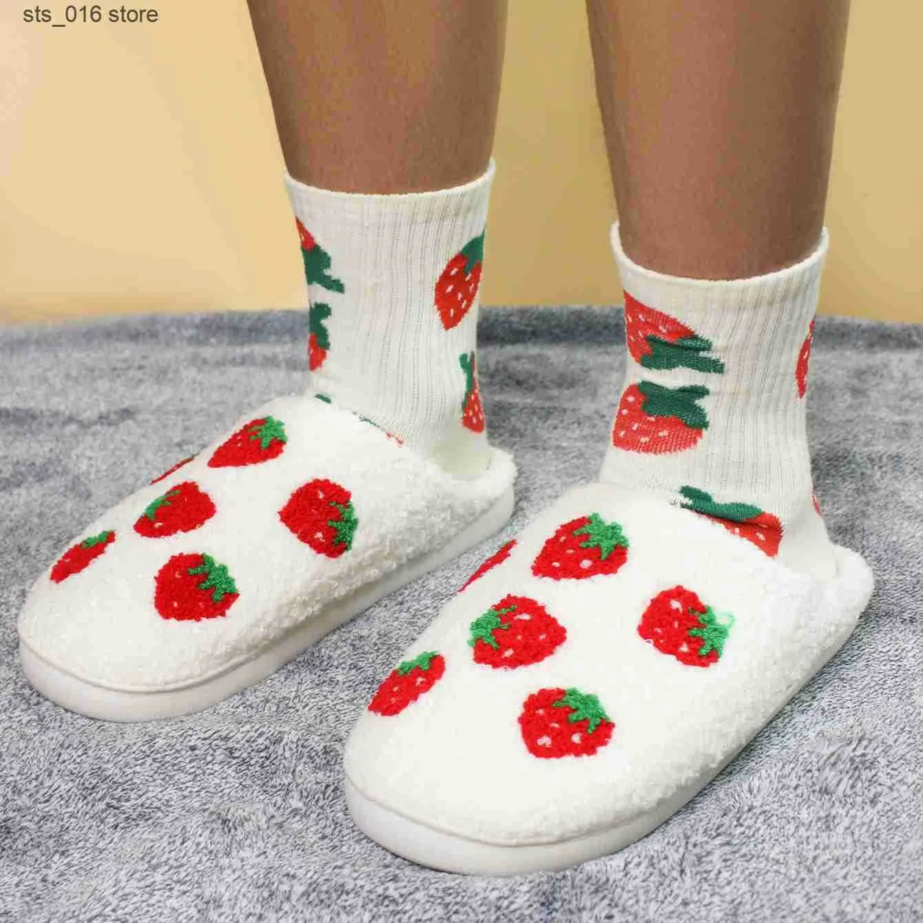 Slippers Komen met Sok Winter Nieuwe Kaii Cartoon Dames Huis Bont Slipper Slaapkamer Strberries Patroon Thuis Vrouwen Pluizige Slippers Slides T230828