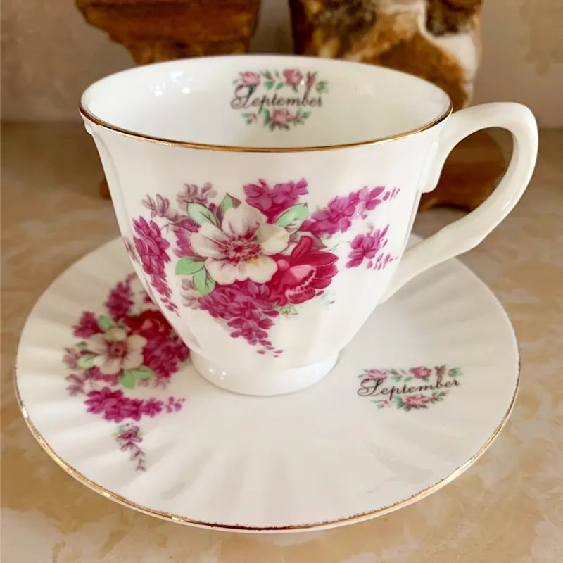 Tasses Tasse à café et soucoupe en porcelaine rétro mois fleurs tasse en céramique Snack assiette à gâteau Pot élégant café Drinkware 230829