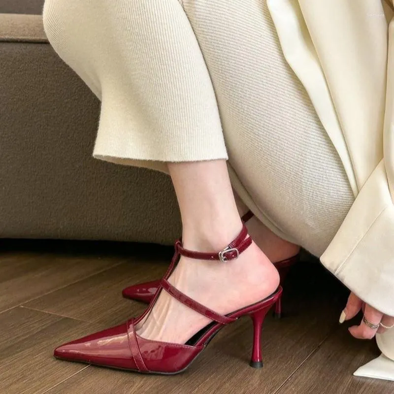 Klänningskor hög häl baotou sandaler för kvinnors tunna klackar 2023 vår/sommar kväll stil med kjol franska spetsiga rygg ihåliga singl