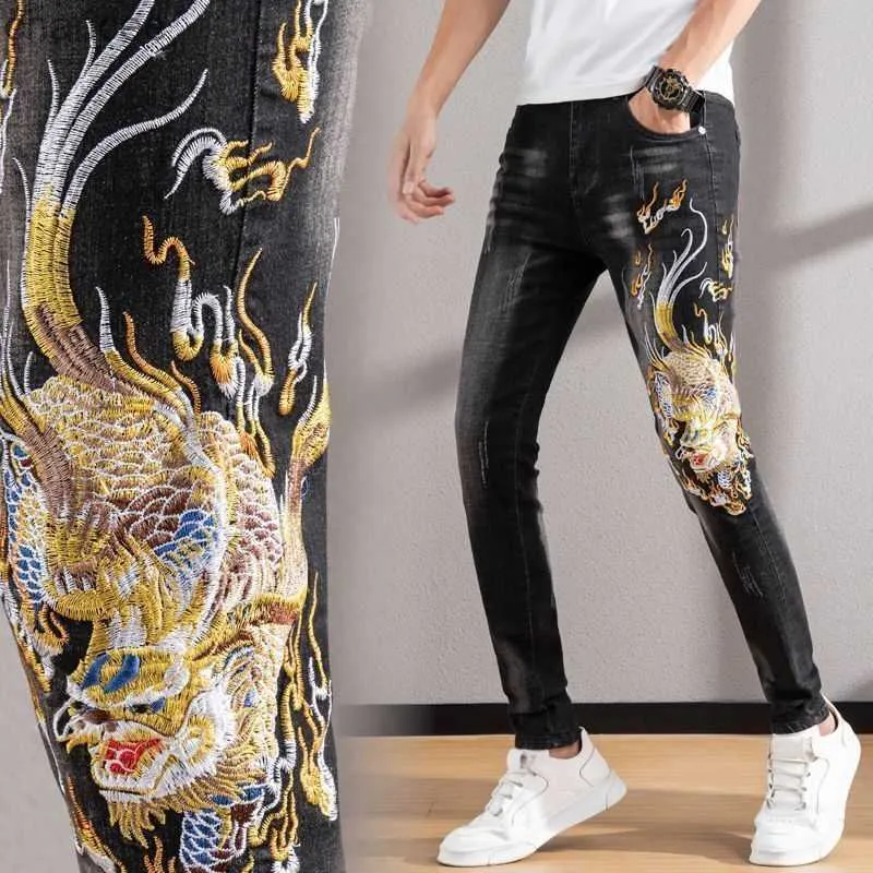 Корейская версия мужская легкая роскошные джинсы царапает стройные джинсы высококачественные джинсы драконов стильные сексуальные джинсы; HKD230829