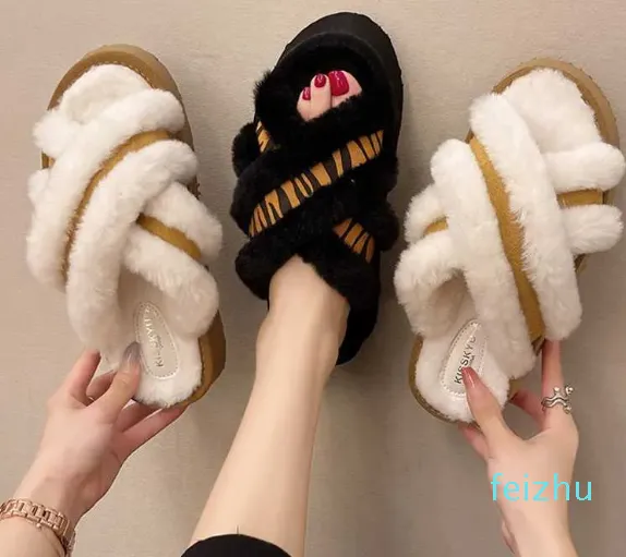 Scarpe autunno inverno da donna 2023 Designer di moda con plateau in pelliccia con patta per scarpe aperte per la casa