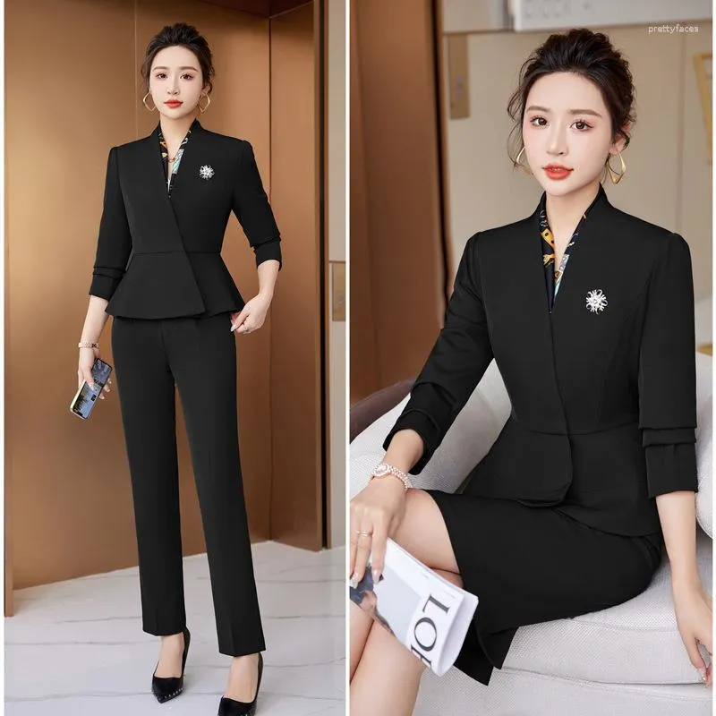 Elegante mujer de moda en ropa formal de negocios fuera de mujer con traje  negro