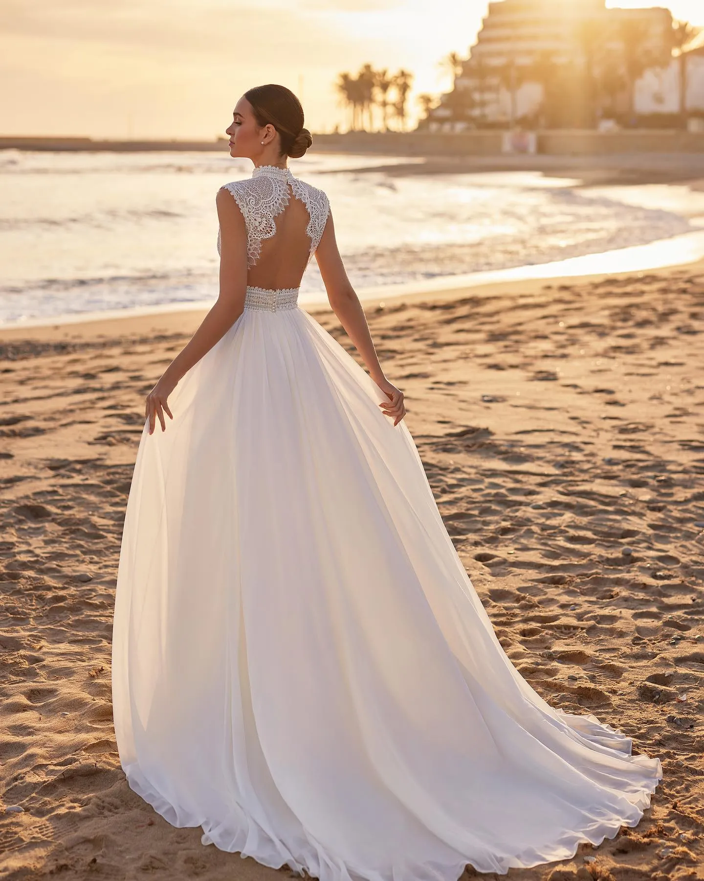 Backless high neck wedding dress 2025
