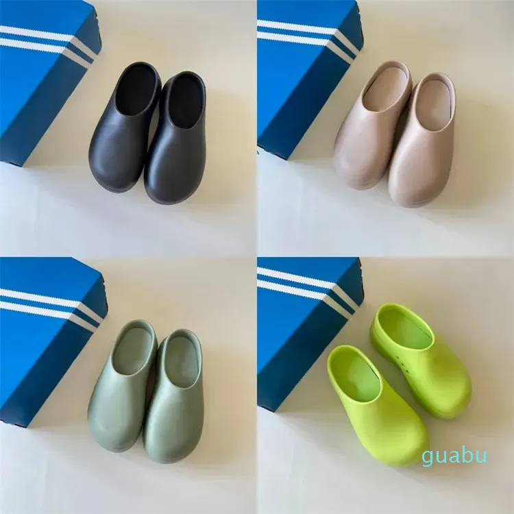 Yeni moda terlikleri lüks tasarımcı sandaletler mektup düz dip plaj ayakkabıları açık kayma anti -slip ayakkabıları kauçuk kelime gündelik terlikler erkek ve kadın kapalı ayakkabılar