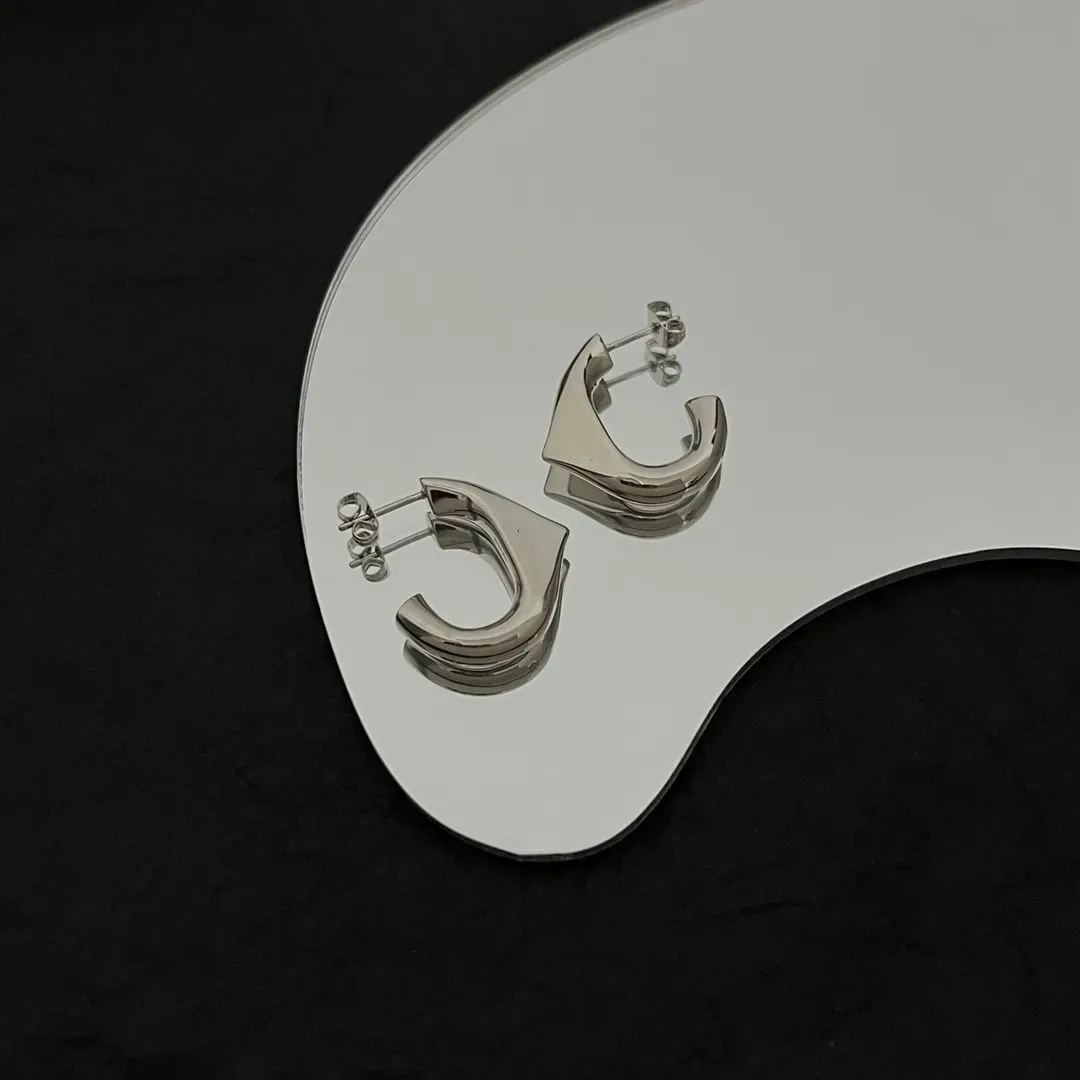 مصمم أسياد أسياد أسياد المثلث الذهبي للنساء المعلقات الحركية المجوهرات أزياء الأذن الفضية