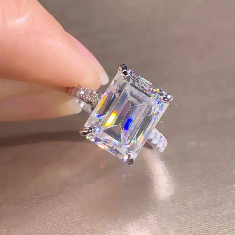 Anneaux de bande Huitan luxe mode carré cubique zircone pour femmes cristal brillant bandes de mariage femme anneau bijoux en gros 230829