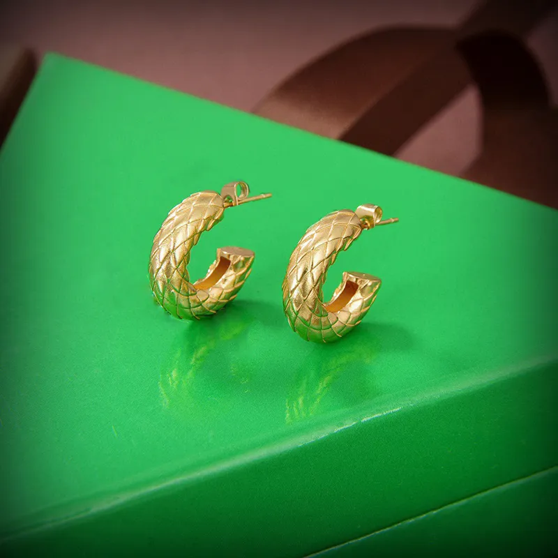 Classic Earrings 18K Gold Plated Scaly Nail Earrings Designer Womens Fashion Catwalk Snakelike Hollow Out Jewelry Accessories Brand B