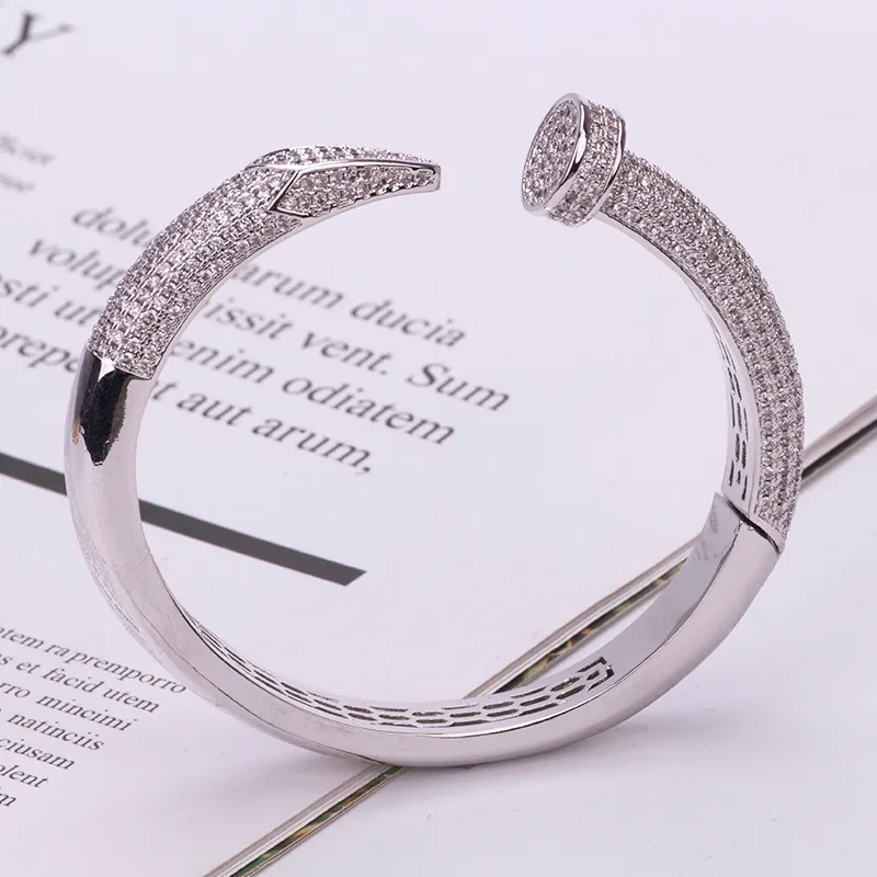 Nya breda 18K guld unisex nagelarmband pläterade slivsmycken armband för kvinnor flickor damer set lyx juveler designer födelsedag bröllop parti engagerad dagligen brud