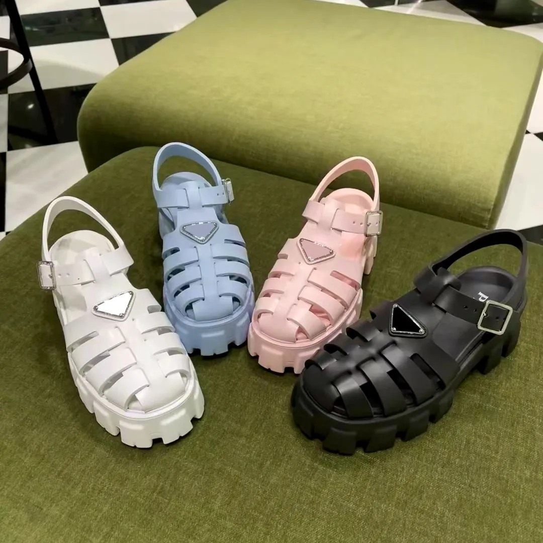 Sommar ny skum sandal designer kvinna lyx mode metall triangel präglad gummi bild strand sexig plattform toffel man utomhus fritid platt sko med låda