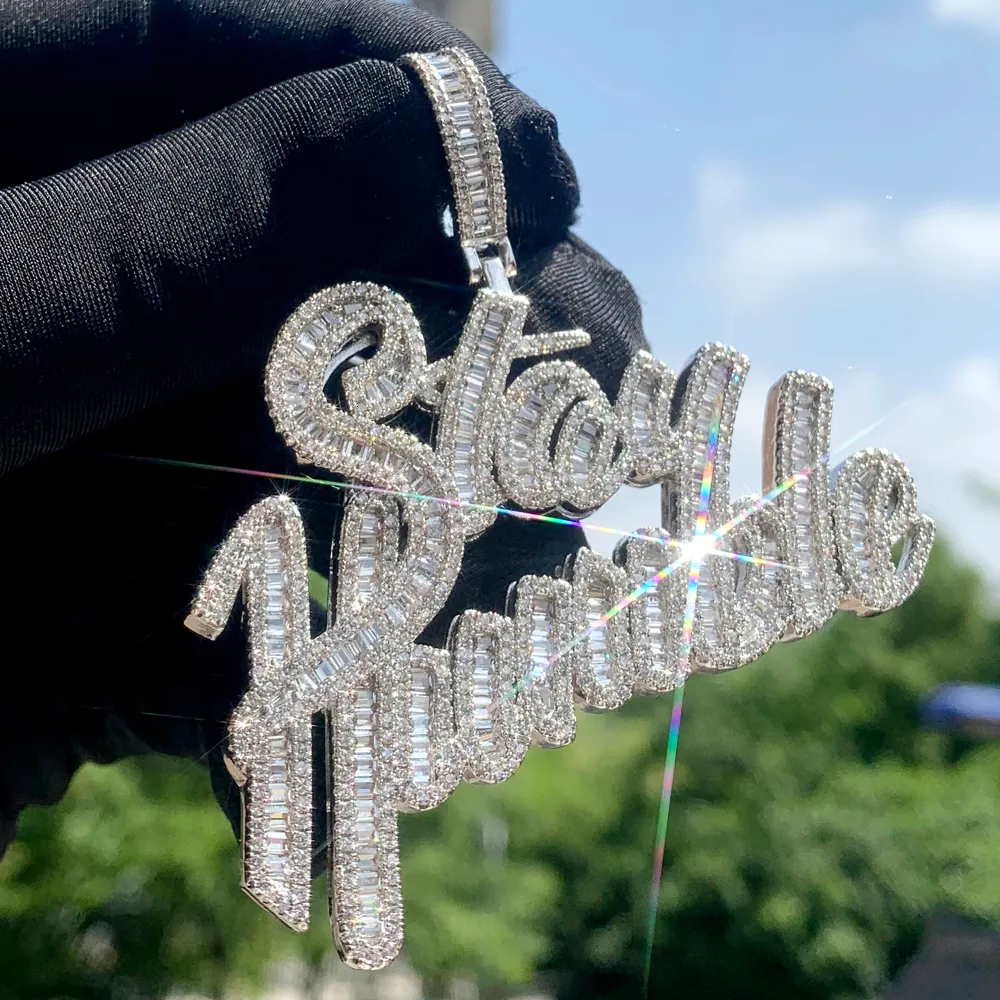 Pendentif Colliers Arrivé Bling glacé rester humble lettres pendentifs pavé 5A cubique zircone colliers pour hommes Hip Hop rappeur CZ bijoux 230830