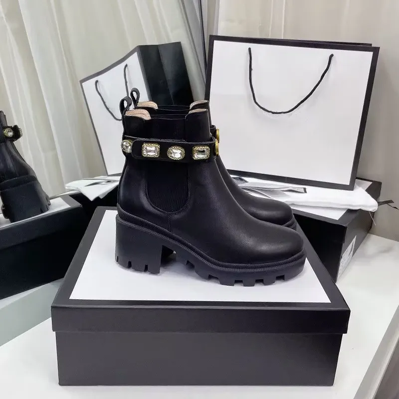 2023 Botas de plataforma de diseñador para mujer, botines de tacón grueso con diamantes de imitación bordados en negro desierto, zapatos antideslizantes