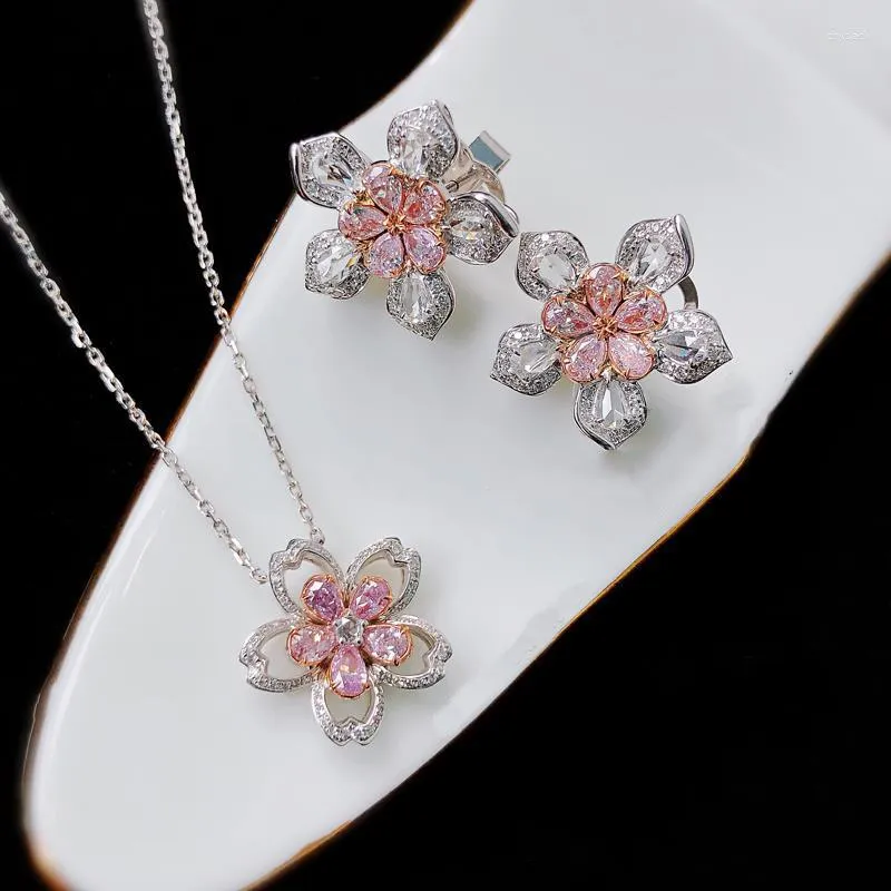 Les pochettes à bijoux Les fleurs de cerisier au printemps sont pleines de diamants et de cinq fleurs. Ensemble de diamants roses avec pendentif, boucles d'oreilles et collier ouvert