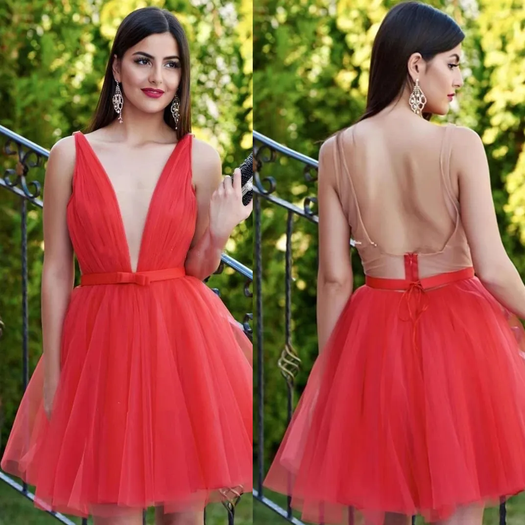 Abiti da ritorno a casa senza schienale taglie forti per abiti da ballo corti con scollo a V per ragazzi. Abito da cocktail party in tulle mini a pieghe con linea