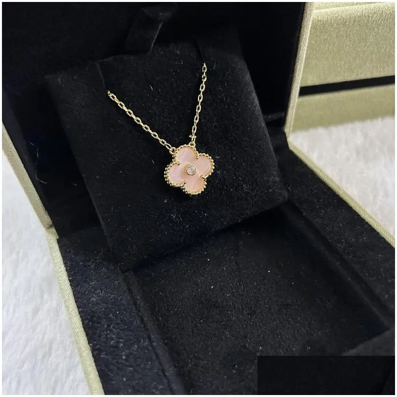 18K Gold Plated Necklaces Luxury Designer Necklace Flowers Four Leaf Clover Cleef Fashional Pendant Wedding Party Jewelry Drop Deliver Dhtov