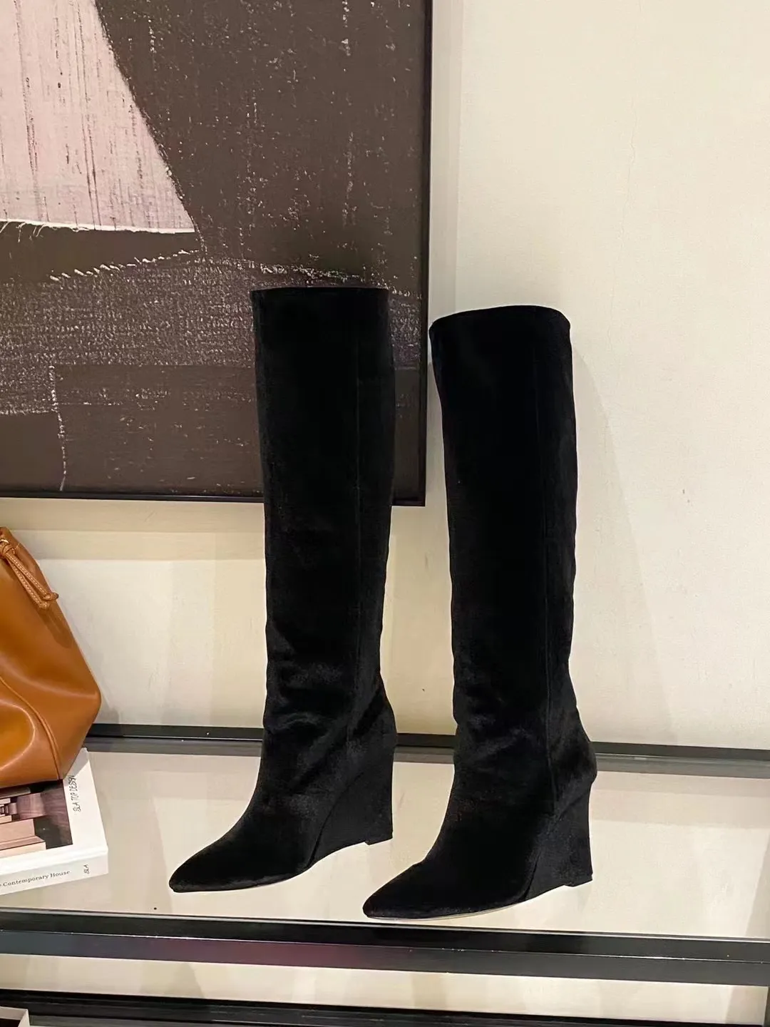 Novas botas de flanela moda estilo europeu clássico designer de luxo botas femininas sapatos de moda outono couro em relevo botas de salto baixo fivela decoração botas de cunha