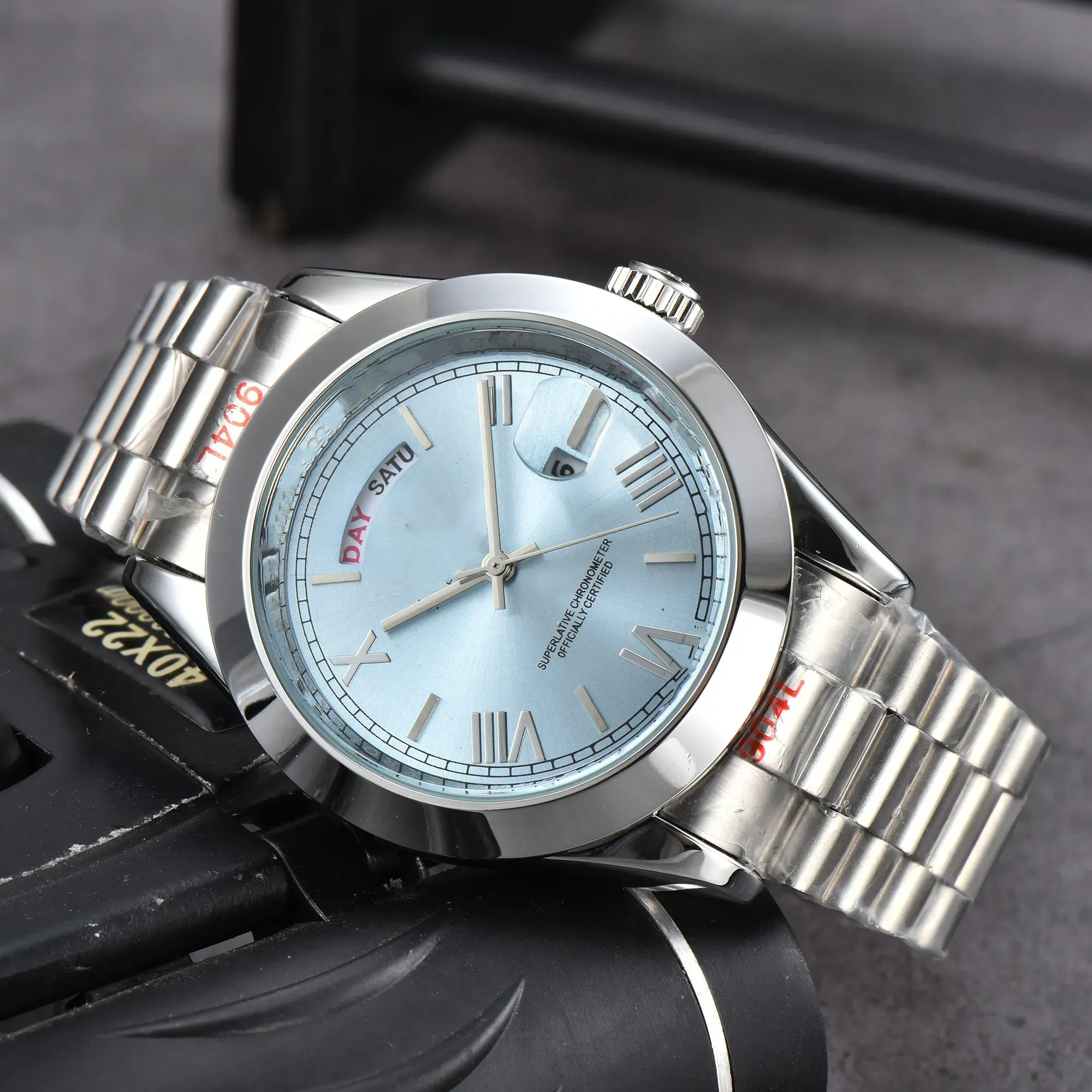 2024 Nya herrmode kvarts armbandsur Week Datum Hot Selling Luxury Watch Double Calender Watch Rostfritt Steel Strap Watch Gift Watch