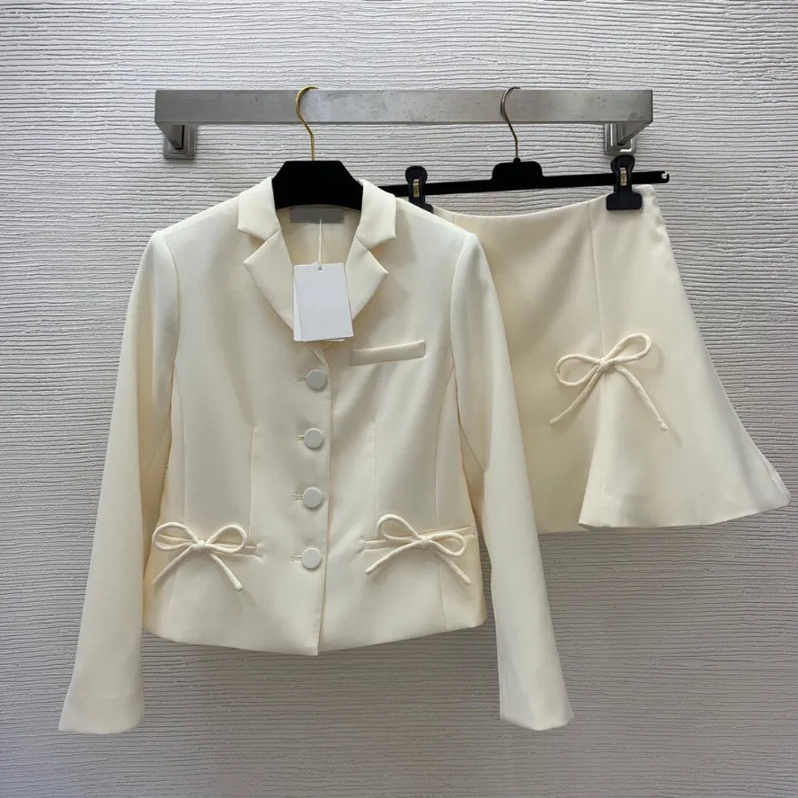 Autumn Ivory Solid Color Bow Two Piece Dress Set Lång ärm Notched-Lapel Single-Breasted Blazers Top High midja korta kjoldräkter Set Two Piece Suits B3Q27