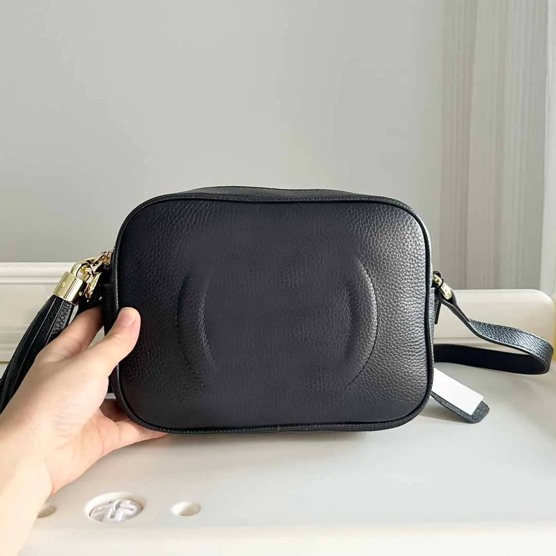 Güzel ve çok yönlü çift harfli kabartmalı tasarım fermuar kapatma tuval astar püskül dekorasyon crossbody çanta ile gerçek deri kamera çanta