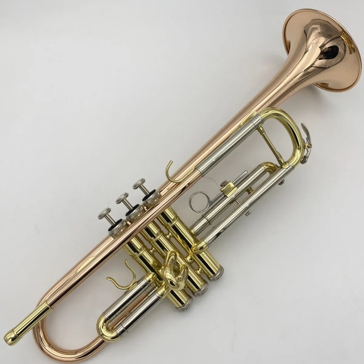 Högkvalitativ B-platt trumpet trevägs instrumentfosforbrons vit koppar guldpläterad nybörjare som spelar professionell trumpet