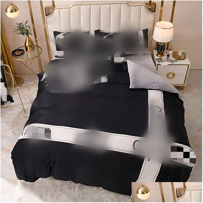 Ensembles de literie Noir Luxe Hiver Designer Set Veet Couette Er Drap de lit avec 2pcs Taies d'oreiller Queen Taille Mode Couettes douces Drop de Dhea6